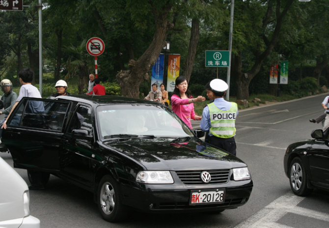 (转)南京最牛交警pk军车司机